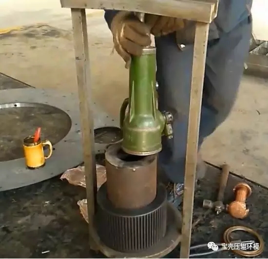 顆粒機(jī)壓輥總成安裝方法圖解