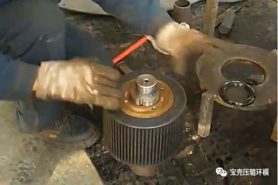 顆粒機(jī)壓輥總成安裝方法圖解