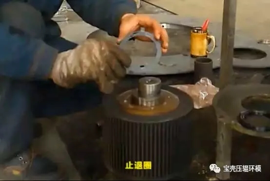 顆粒機(jī)壓輥總成安裝方法圖解